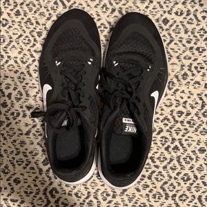 Black nike flex training sneakers